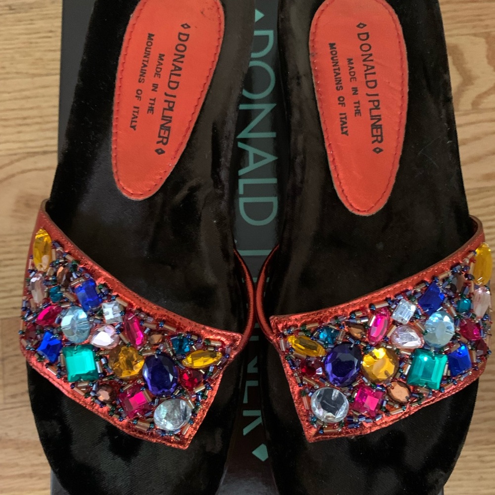 Donald J Pliner made in the mountains of Italy. Tang Metallic Size 8.